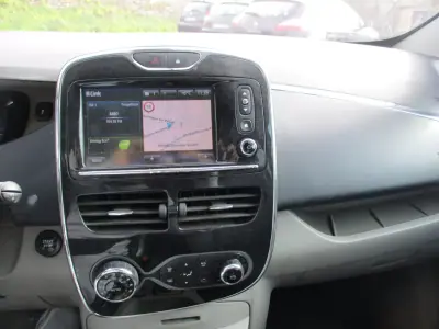 Renault Zoe 2015 - 7900 EUR, 129000 km - AUTO.MOTO.pt - 129000km - foto 10 de 12