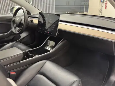 Tesla Model 3 2019 - 24890 EUR, 118800 km - AUTO.MOTO.pt - 118800km - foto 28 de 29