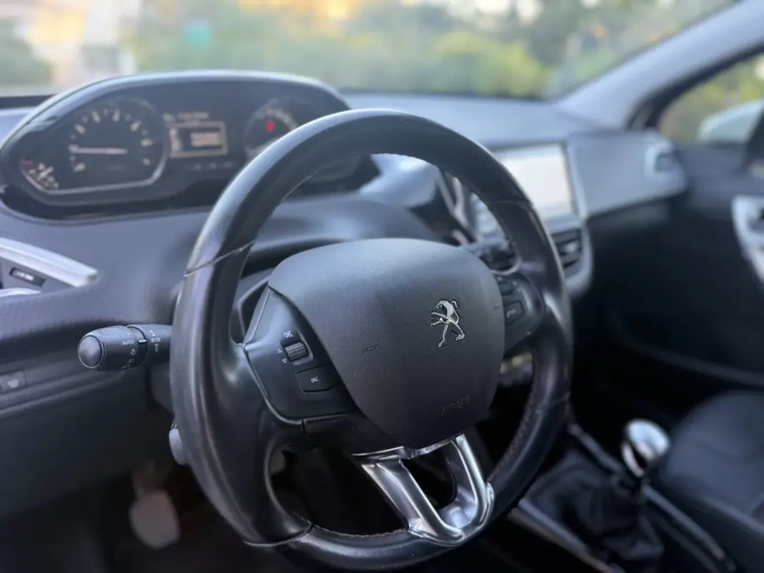 Peugeot 2008 2019 - 10999 EUR, 100000 km - AUTO.MOTO.pt - 100000km - foto 8 de 11