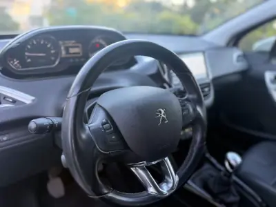 Peugeot 2008 2019 - 10999 EUR, 100000 km - AUTO.MOTO.pt - 100000km - foto 8 de 11