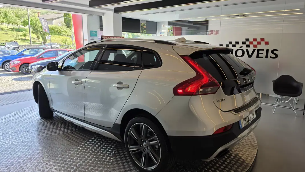 Volvo V40 Cross Country 2013 - 9900 EUR, 239930 km - AUTO.MOTO.pt - 239930km - foto 22 de 55
