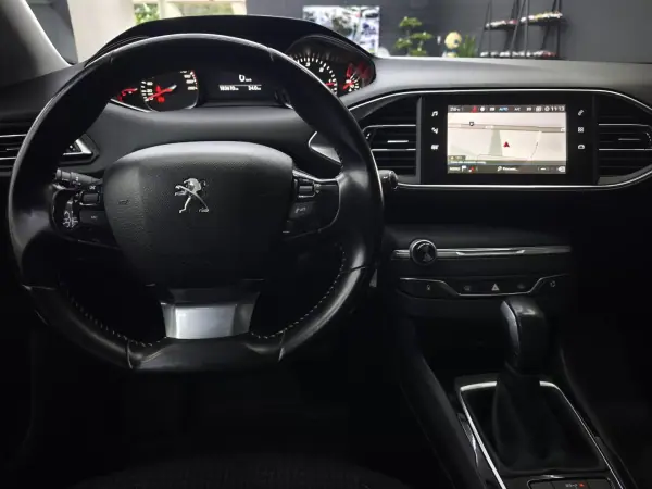 Peugeot 308 2017 - 13950 EUR, 183610 km - AUTO.MOTO.pt - 183610km - foto 23 de 45