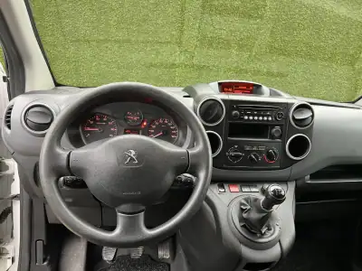 Peugeot Partner 1.6 BlueHdi 3 Lug 2018 - 9800 EUR, 200000 km - AUTO.MOTO.pt - 200000km - foto 13 de 20