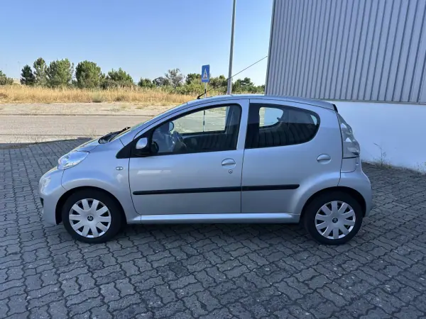 Peugeot 107 2011 - 7990 EUR, 91000 km - AUTO.MOTO.pt - 91000km - foto 8 de 16