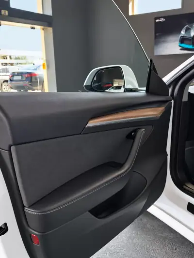 Tesla Model 3 2023 - 35490 EUR, 85014 km - 85014km - foto 20 de 24