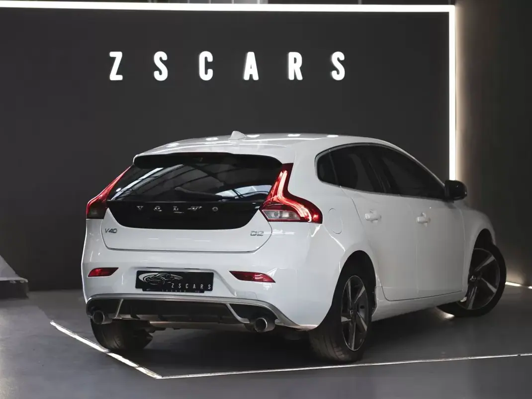 Volvo V40 2015 - 12990 EUR, 117267 km - AUTO.MOTO.pt - 117267km - foto 4 de 17