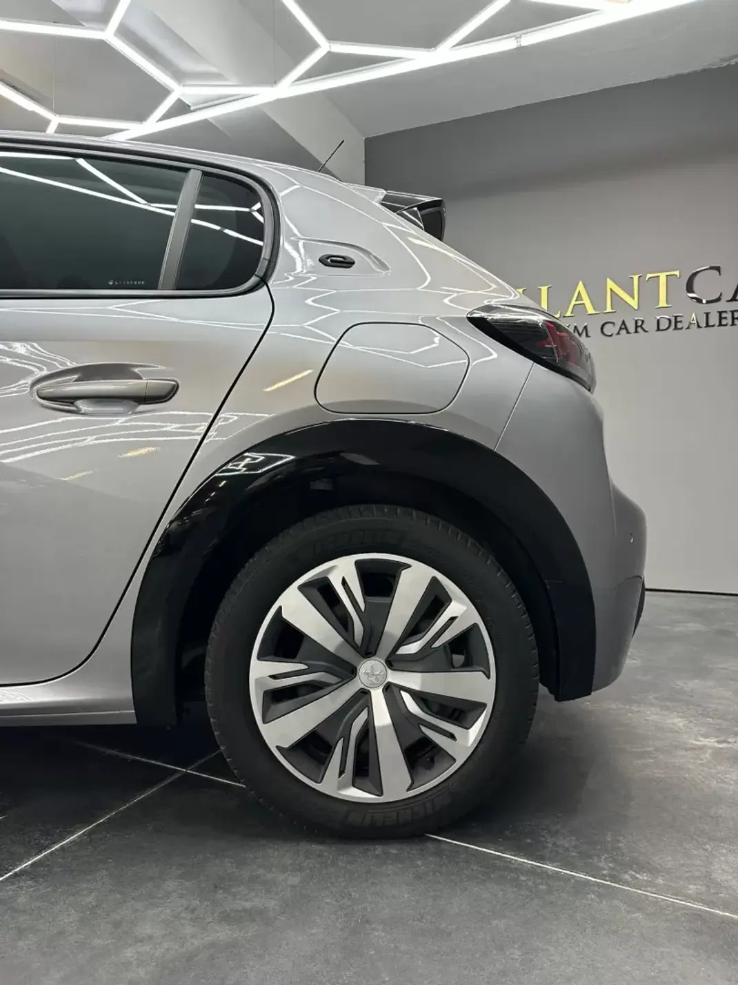 Peugeot e-208 2020 - 18200 EUR, 53794 km - 53794km - foto 7 de 10