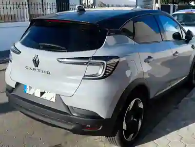 Renault Captur 2024 - 20990 EUR, 38700 km - 38700km - foto 2 de 10
