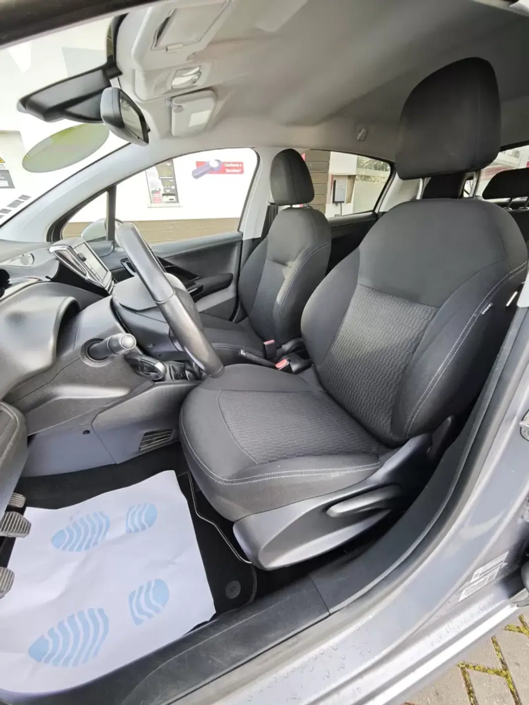 Peugeot 208 2019 - 11600 EUR, 104000 km - AUTO.MOTO.pt - 104000km - foto 2 de 9