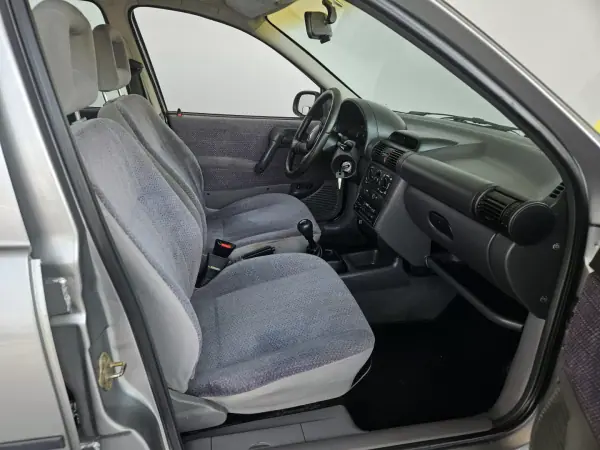 Opel Corsa 1997 - 1300 EUR, 125000 km - AUTO.MOTO.pt - 125000km - foto 8 de 9