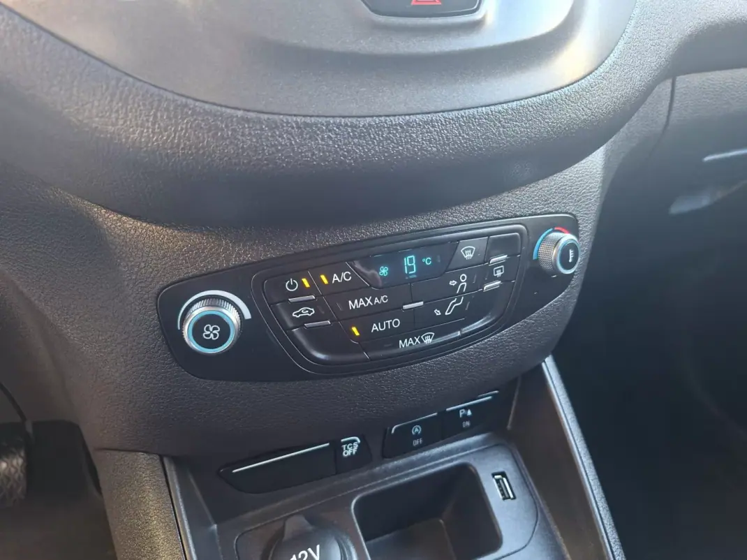 Ford Transit Courier 2021 - 12990 EUR, 88501 km - AUTO.MOTO.pt - 88501km - foto 12 de 15