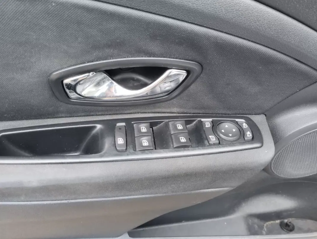 Renault Mégane 2013 - 3750 EUR, 320000 km - AUTO.MOTO.pt - 320000km - foto 15 de 27