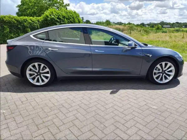 Tesla Model 3 2019 - 22900 EUR, 224000 km - AUTO.MOTO.pt - 224000km - foto 2 de 26