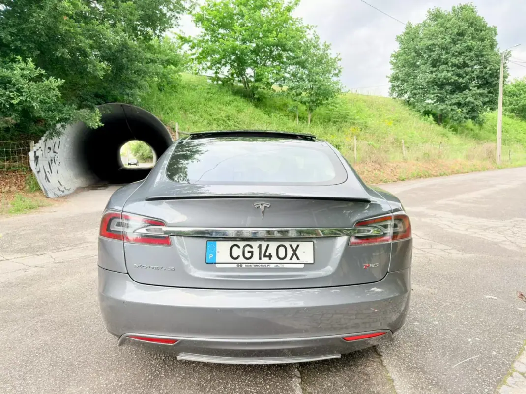 Tesla Model S 2013 - 15500 EUR, 306000 km - AUTO.MOTO.pt - 306000km - foto 6 de 24