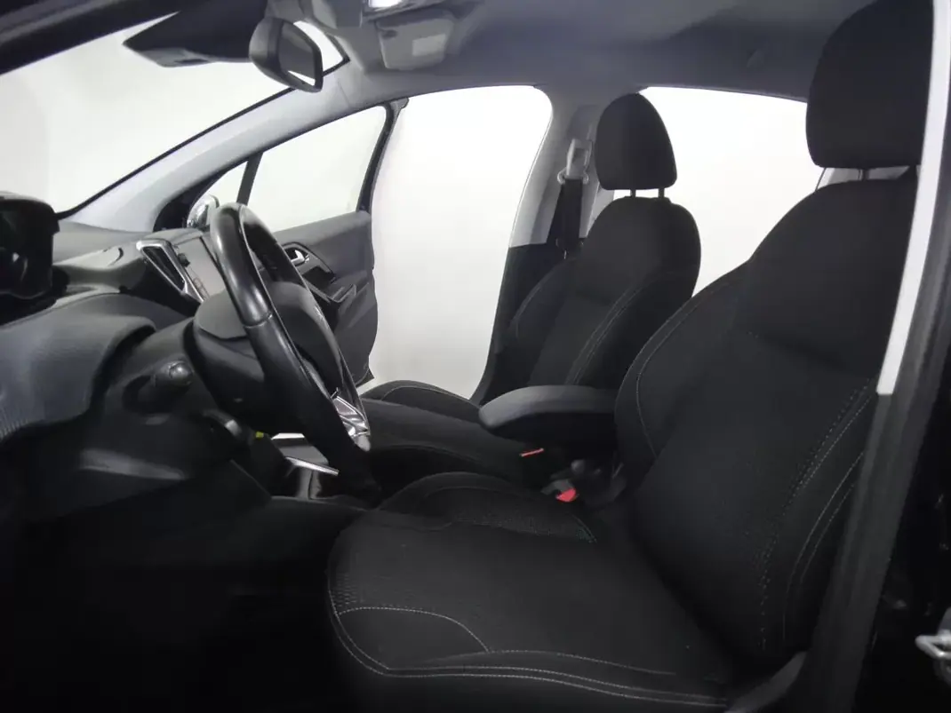 Peugeot 208 2018 - 8900 EUR, 82000 km - AUTO.MOTO.pt - 82000km - foto 10 de 23