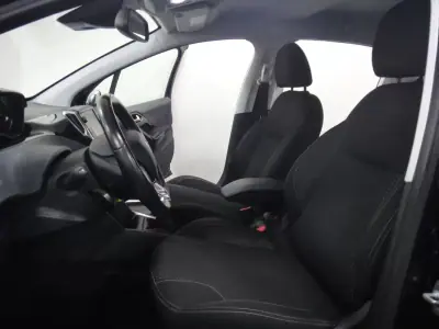 Peugeot 208 2018 - 8900 EUR, 82000 km - AUTO.MOTO.pt - 82000km - foto 10 de 23