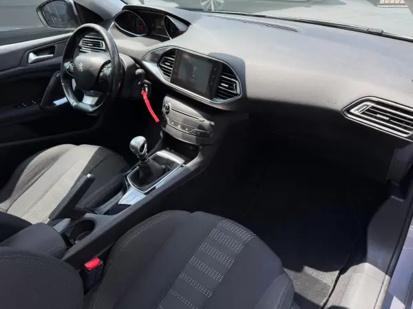Peugeot 308 SW 2015 - 9900 EUR, 279000 km - AUTO.MOTO.pt - 279000km - foto 13 de 16