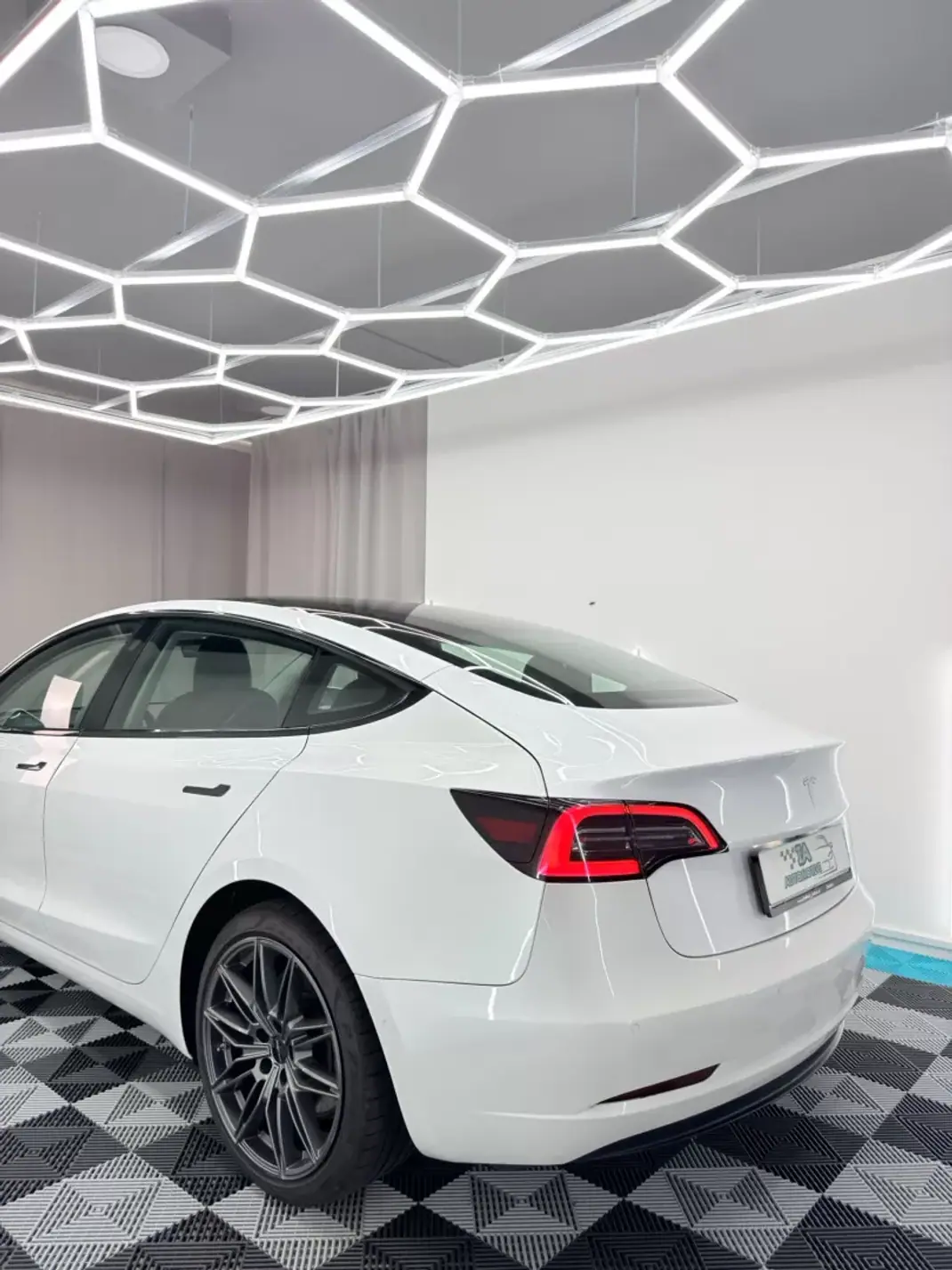 Tesla Model 3 2019 - 22750 EUR, 159999 km - AUTO.MOTO.pt - 159999km - foto 6 de 23