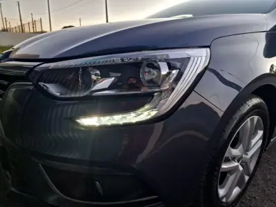 Renault Mégane Sport Tourer 2019 - 15990 EUR, 80068 km - AUTO.MOTO.pt - 80068km - foto 24 de 24