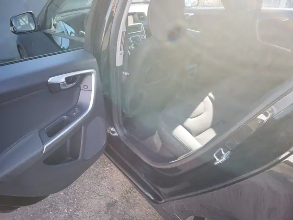 Volvo V60 2014 - 12900 EUR, 172000 km - AUTO.MOTO.pt - 172000km - foto 20 de 24