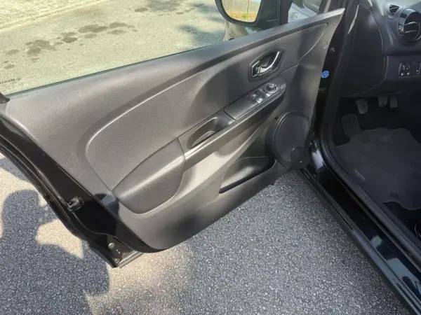 Renault Clio 2014 - 7650 EUR, 170000 km - AUTO.MOTO.pt - 170000km - foto 9 de 24
