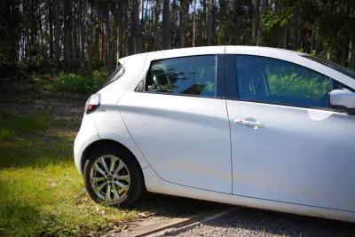 Renault Zoe 2020 - 12990 EUR, 103000 km - AUTO.MOTO.pt - 103000km - foto 8 de 24