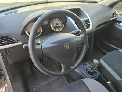 Peugeot 207 2008 - 3500 EUR, 130000 km - AUTO.MOTO.pt - 130000km - foto 11 de 17