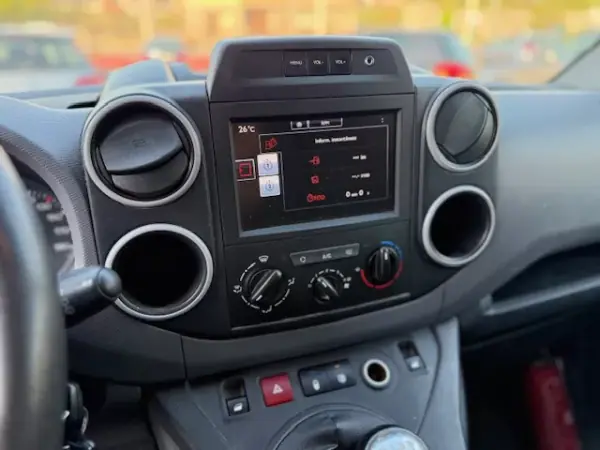 Citroën Berlingo 2017 - 11900 EUR, 176000 km - AUTO.MOTO.pt - 176000km - foto 8 de 10