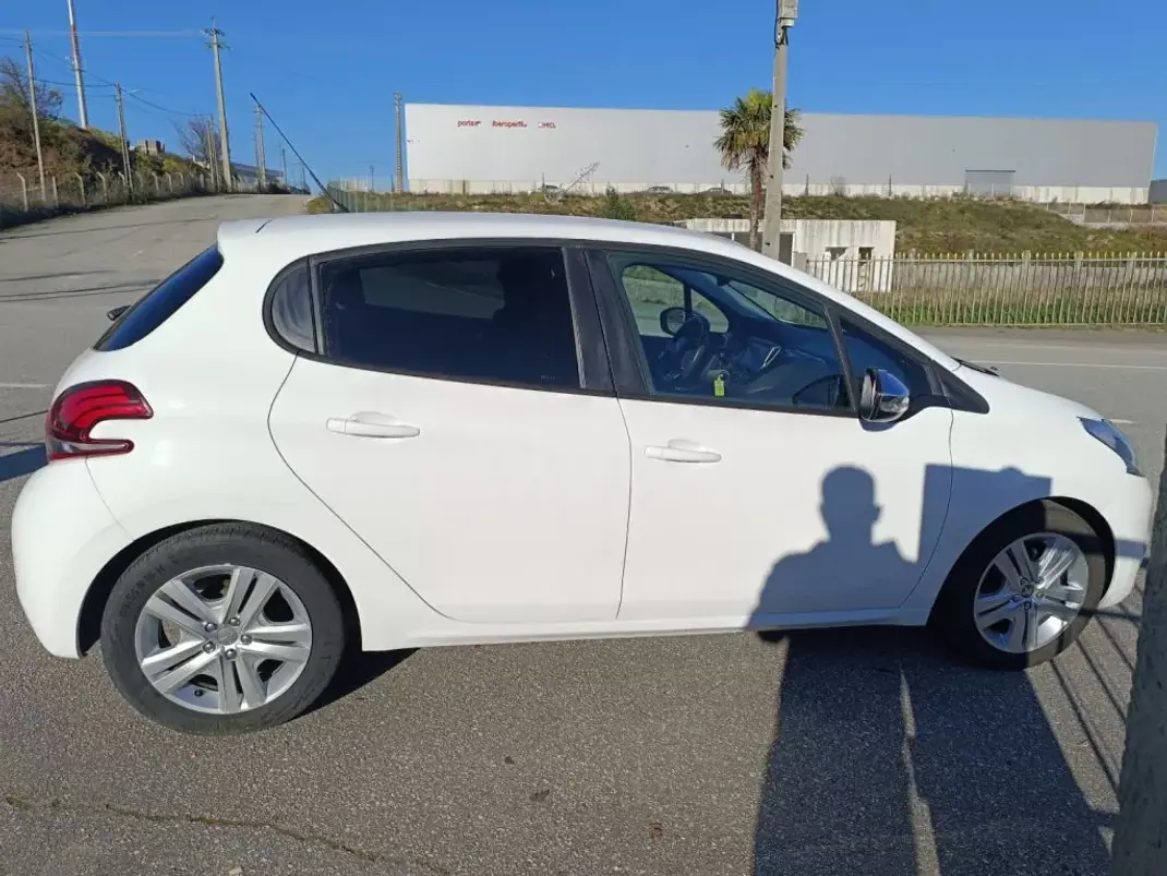 Peugeot 208 2017 - 11500 EUR, 81000 km - AUTO.MOTO.pt - 81000km - foto 11 de 24
