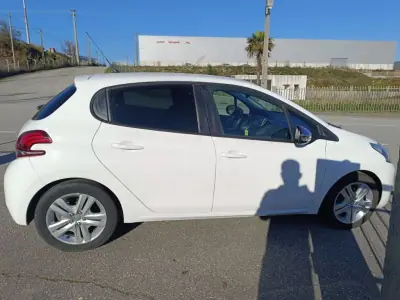 Peugeot 208 2017 - 11500 EUR, 81000 km - AUTO.MOTO.pt - 81000km - foto 11 de 24