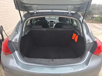 Opel Astra 2010 - 6850 EUR, 106026 km - AUTO.MOTO.pt - 106026km - foto 10 de 11