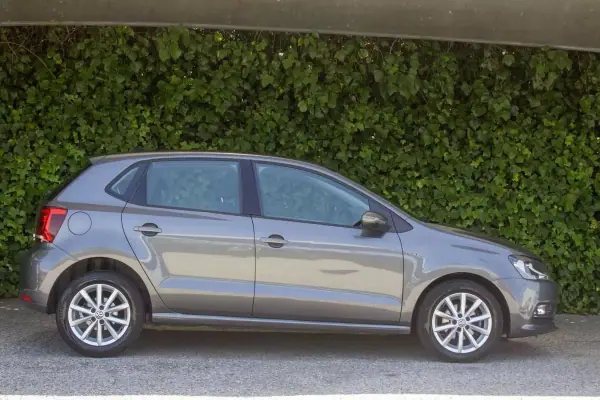 Volkswagen Polo 2015 - 10500 EUR, 123600 km - AUTO.MOTO.pt - 123600km - foto 6 de 16