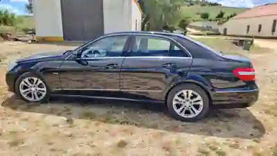 Mercedes-Benz E 220 2010 - 13500 EUR, 234000 km - AUTO.MOTO.pt - 234000km - foto 2 de 5