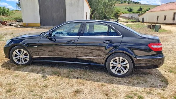 Mercedes-Benz E 220 2010 - 13500 EUR, 234000 km - AUTO.MOTO.pt - 234000km - foto 2 de 5