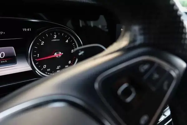 Mercedes-Benz E 220 2017 - 25000 EUR, 168000 km - AUTO.MOTO.pt - 168000km - foto 27 de 30