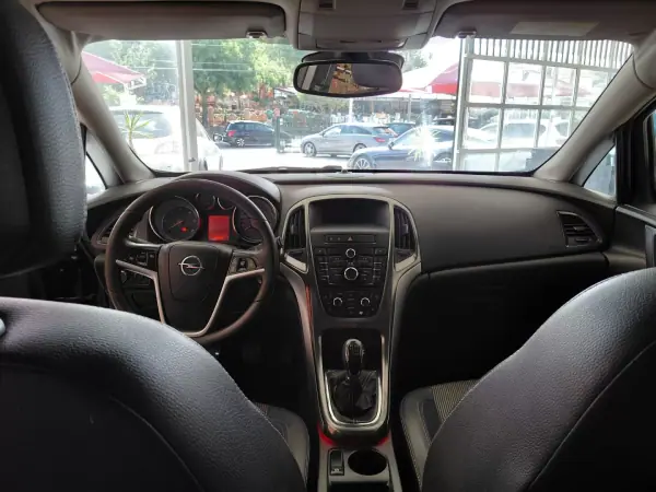 Opel Astra 2010 - 6900 EUR, 212000 km - AUTO.MOTO.pt - 212000km - foto 17 de 20