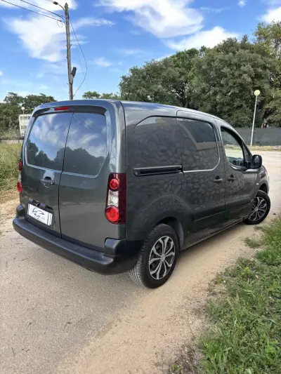 Citroën Berlingo 2017 - 8500 EUR, 239000 km - AUTO.MOTO.pt - 239000km - foto 2 de 3