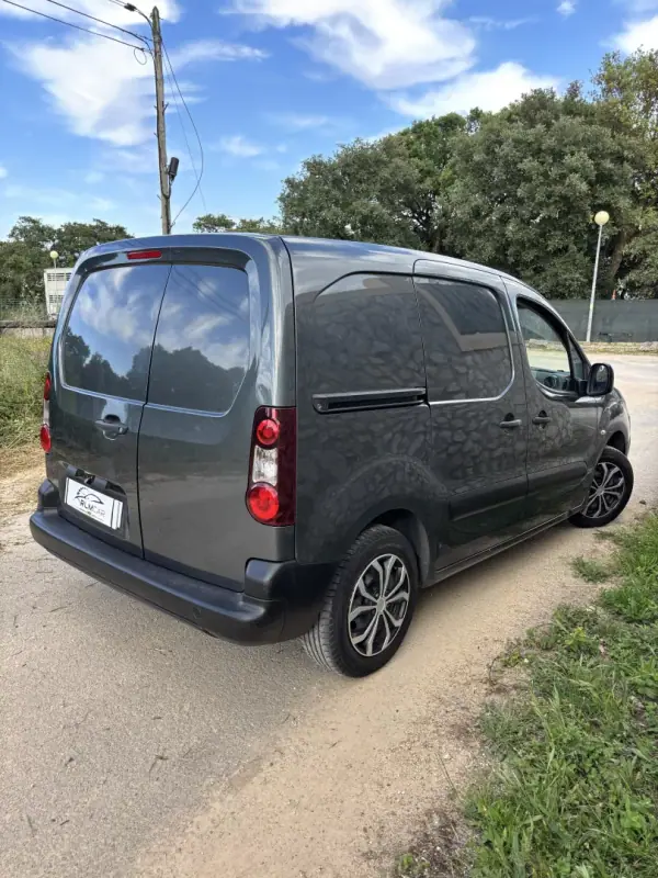 Citroën Berlingo 2017 - 8500 EUR, 239000 km - AUTO.MOTO.pt - 239000km - foto 2 de 3