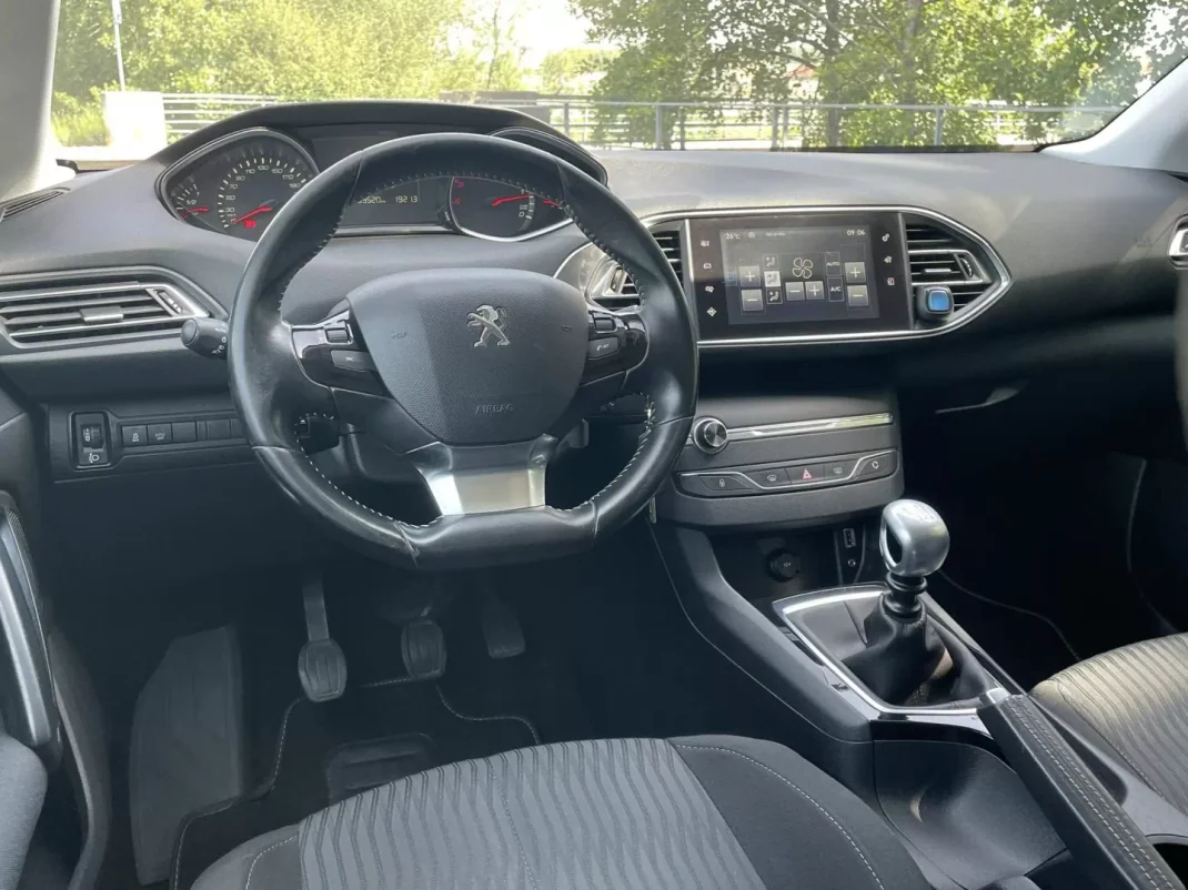 Peugeot 308 SW 2016 - 14000 EUR, 156000 km - AUTO.MOTO.pt - 156000km - foto 5 de 9