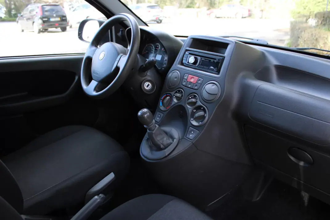 Fiat Panda 2010 - 4500 EUR, 114357 km - AUTO.MOTO.pt - 114357km - foto 17 de 23