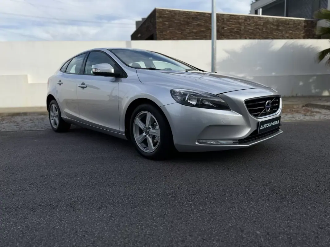 Volvo V40 2015 - 12450 EUR, 143090 km - AUTO.MOTO.pt - 143090km - foto 1 de 20