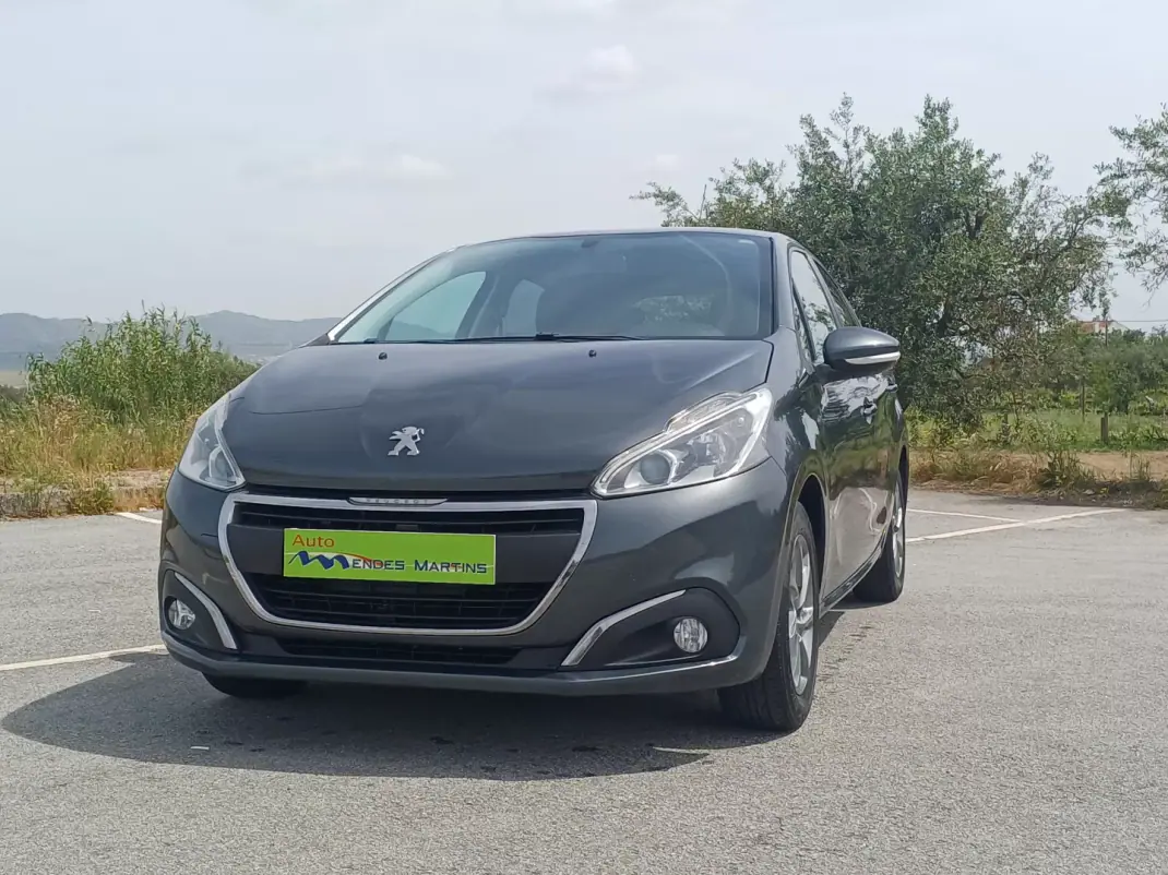 Peugeot 208 2015 - 9900 EUR, 149570 km - AUTO.MOTO.pt - 149570km - foto 2 de 15