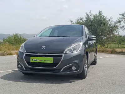 Peugeot 208 2015 - 9900 EUR, 149570 km - AUTO.MOTO.pt - 149570km - foto 2 de 15