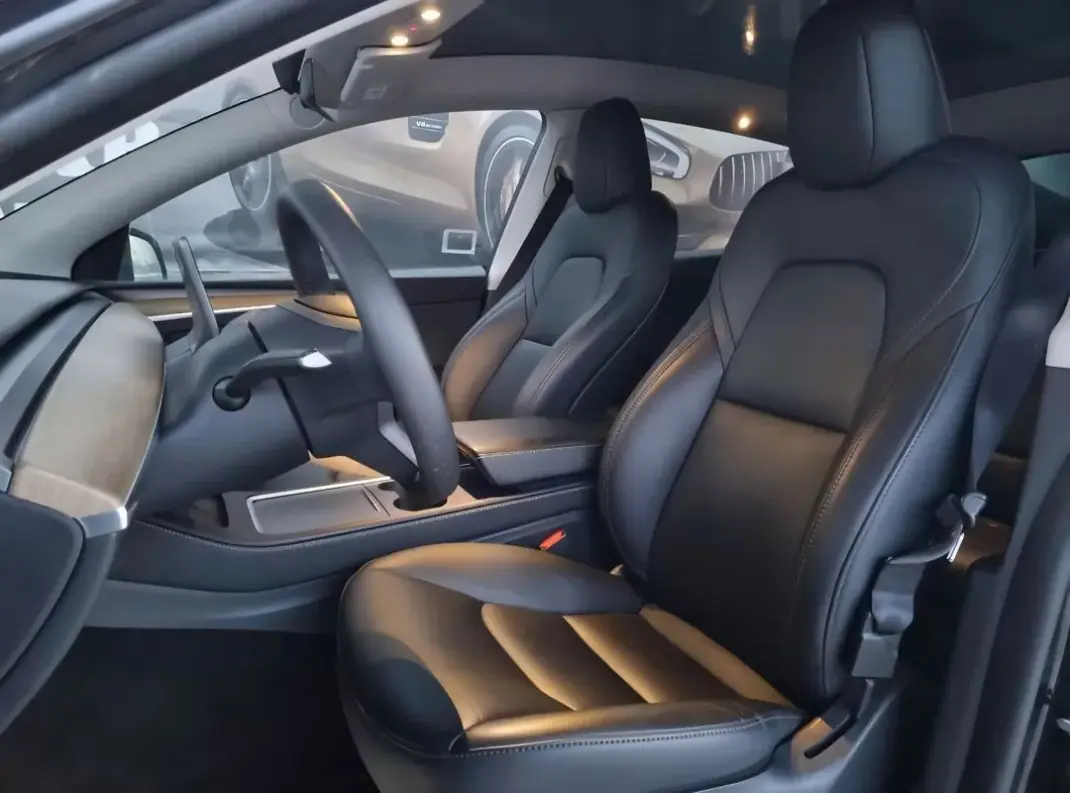 Tesla Model Y 2023 - 33990 EUR, 20000 km - AUTO.MOTO.pt - 20000km - foto 4 de 8