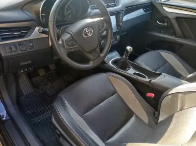Toyota Avensis Touring Sports 2015 - 15490 EUR, 118500 km - AUTO.MOTO.pt - 118500km - foto 13 de 18