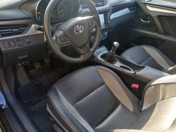 Toyota Avensis Touring Sports 2015 - 15490 EUR, 118500 km - AUTO.MOTO.pt - 118500km - foto 13 de 18