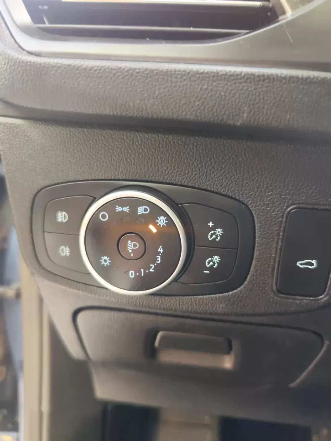 Ford Focus SW 2019 - 13480 EUR, 149000 km - AUTO.MOTO.pt - 149000km - foto 28 de 44