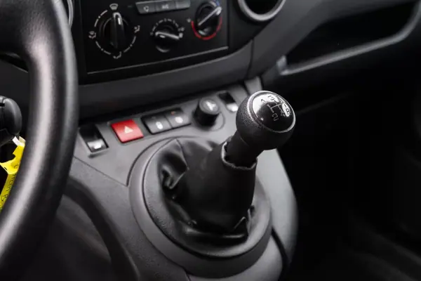 Citroën Berlingo 2018 - 13400 EUR, 210000 km - AUTO.MOTO.pt - 210000km - foto 11 de 17