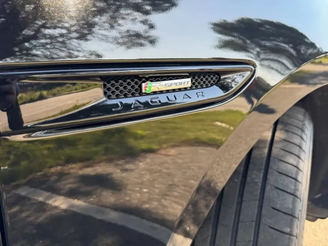 Jaguar F-Pace 2017 - 24950 EUR, 177000 km - AUTO.MOTO.pt - 177000km - foto 4 de 15
