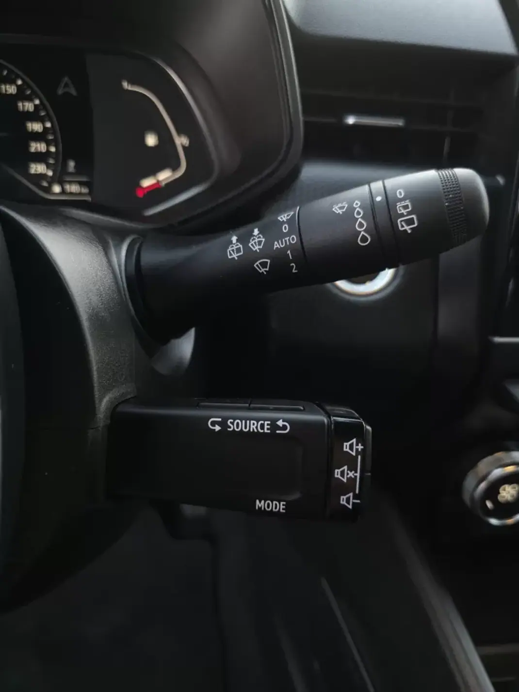 Renault Clio 2022 - 14500 EUR, 104000 km - AUTO.MOTO.pt - 104000km - foto 24 de 43